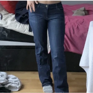 Lågmidjade jeans - Lågmidjade jeans, stretchigt material, rak/utsvängd modell