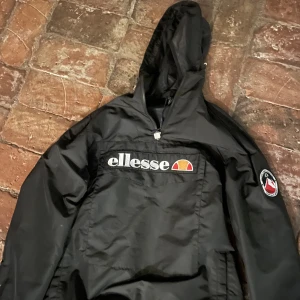 Ellesse jacka - Ellesse jacka i ny skick köptes för 1200 storlek M