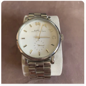 Marc jacobs klocka  - Använd några gånger men bra kvalite, behöver bytas batteri men funkar som den ska😊
