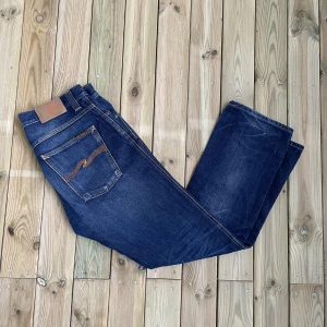 Nudie Jeans  - Nudie Jeans - storlek 32/30 - slim jim - varan är i jätte fint skick, inga flaws - vid frågor eller funderingar är det bara att skriva!