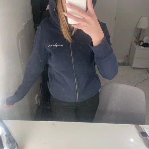 Sail racing hoodie - Sail-racing hoodie med dragkedja i mycket bra skick. I storlek M men skulle säga att den sitter mer som en S.