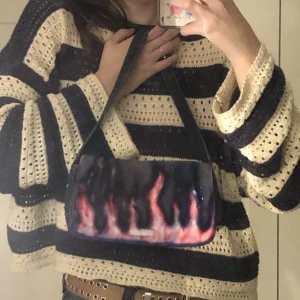 airbrushad denim väska!!🍒🍒🍒 - unik!! vintage guess väska frånbörjan->tror dock fake 😇KÖP 🎀🎀🎀