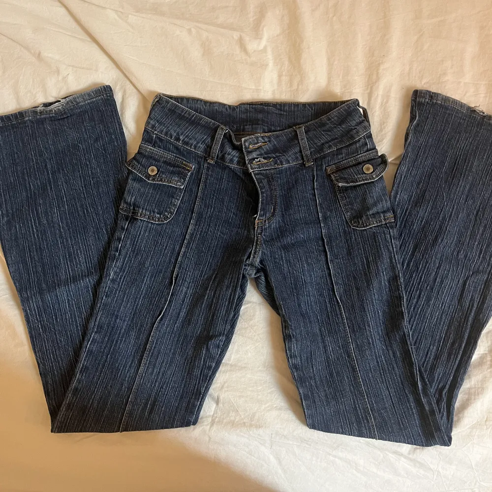 Brandy Melville jeans, enda defekten är där det har sönder lite på kanten av byxan då de är för långa för mig men annars felfria. Köpta för 450 i början av 2023 och långt ifrån mycket använda 💘. Jeans & Byxor.