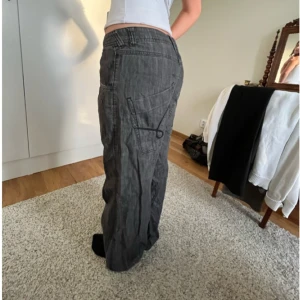 Baggy jeans - baggy jeans med coola bakfickor! Hör av er vid frågor