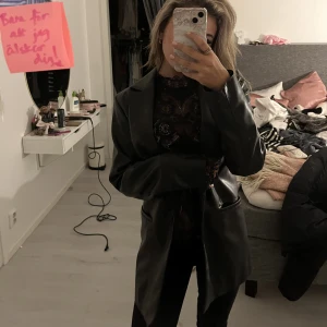 Skinn blazer - Så fin skinn blazer från weekday!! Knappast använd😊👍 frågs gärna om fler bilder