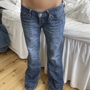 levis jeans  - lågmidjade snygga levis jeans, midjemått 80 personen på bilden är 167❤️skriv för feler bilder