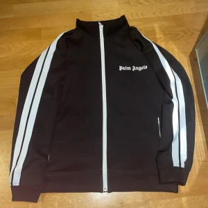 Palm Angels tröja Svart - Säljer min Palm Angels tröja för tycker den är för stor för mig då den passar mer som M men passar också för S