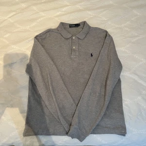 Polo Ralph Lauren långärmad piké - Säljer nu min riktigt feta långärmade piké från Ralph lauren. Skicket är riktigt bra och den sitter riktigt bra på mig som är ish 184cm. Hör av er om ni har frågor!🙌