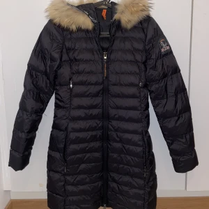 Parajumper jacka  - Parajumper jacka i jätte bra skick. Storlek S. Endast seriösa köpare. Vid snabb affär kan jag ge billigare