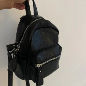 Mini ryggsäck  - Säljer denna super gulliga läder mini ryggsäcken i jättefint skick! 💕💕