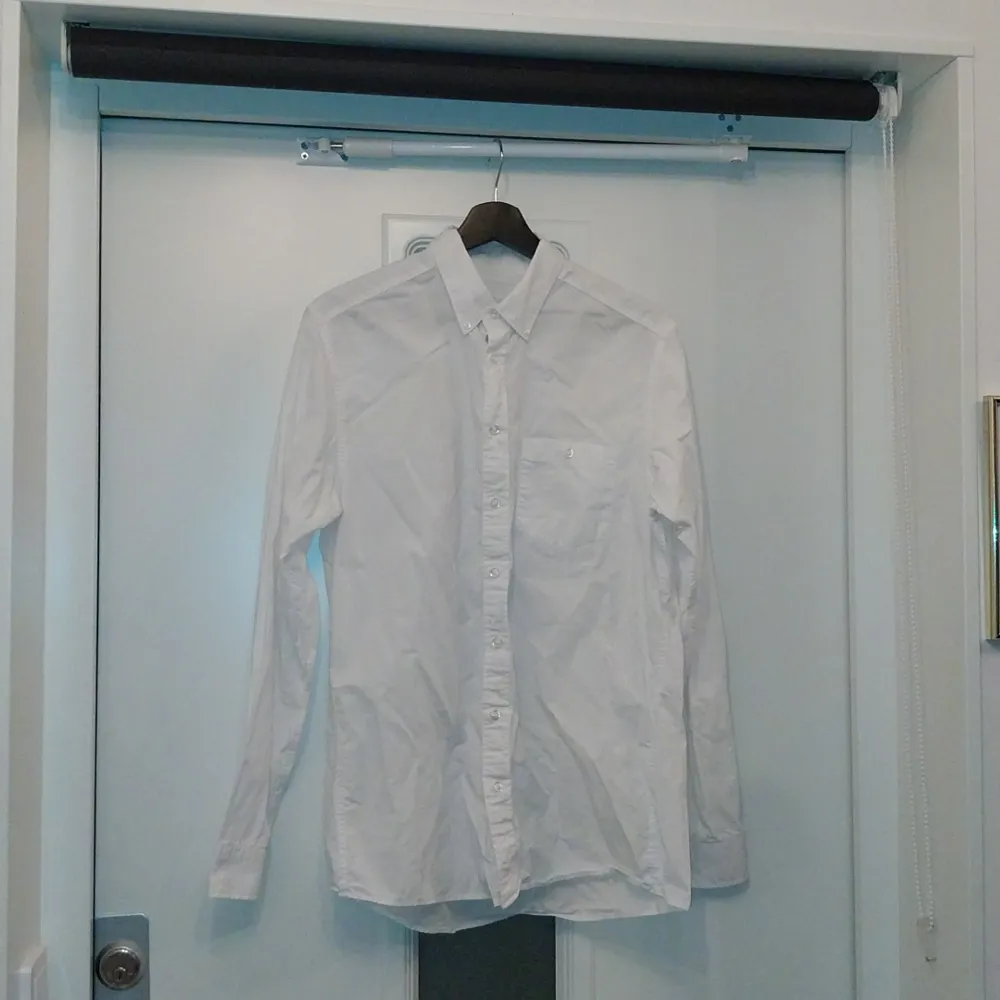 Stilren Vit skjorta från dressman med storlek M. Skjortor.
