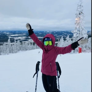 Skidjacka  - En jätteskön och varm skidjacka från bergans, nypris 4000, säljs för att jag har för många🥲