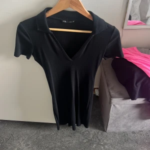 Svart klänning  - Säljer denna svarta klänningen från zara då den inte används längre. Har endast använt den ett fåtal gånger💓🥹