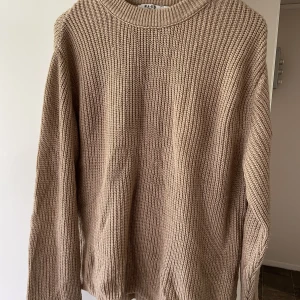 Stickad tröja - Beige stickad tröja från nakd. Aldrig använd🤍