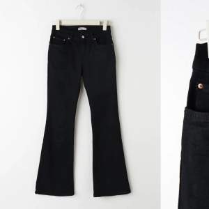 Svarta lågmidjade bootcut jeans från Gina tricot!storlek 38❤️