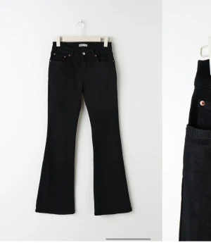 Bootcut jeans  - Svarta lågmidjade bootcut jeans från Gina tricot!storlek 38❤️