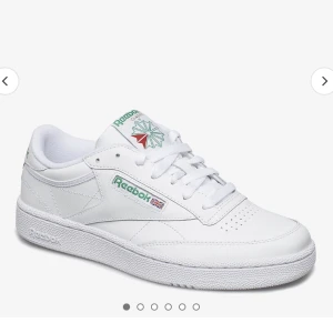 Vita sneakers  - Vita skor med gröna detaljer från Reebok. Säljer för jag råka beställa i fel storlek. Otroligt fina och bekväma skor som passar till det mesta