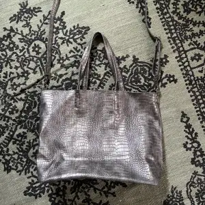 Säljer denna coola väskan i silver, perfekt skick med 2 olika handtag! Rymlig 🌟