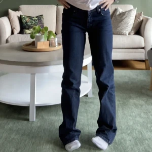Jeans - Jättefina midwaist jeans som jag köpte här på Plick för ett tag sen! Jätte bra skick och säljer för att dom inte kommer till användning längre, hör av er vid frågor eller vid köp!❤️🫶🏼