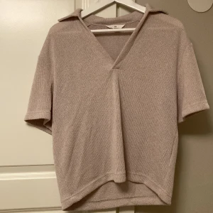 T-shirt med krage  - T-shirt med krage använd få gånger 
