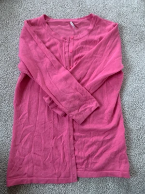 Rosa kofta💗 - Jättefin och söt rosa kofta med trekavrtsärmar. Använt 2 gånger men kommer int Egil användning längre. Köpte på Sellpy för 70kr💗