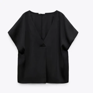 Topp i satin - Fin topp i satin från Zara. Näst intill oanvänd så skicket är mycket bra.