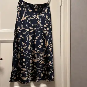 Kjol från Vero Moda  Använd 1 gång (Fick den i present och därför inte använd mer och vet inte original pris) 