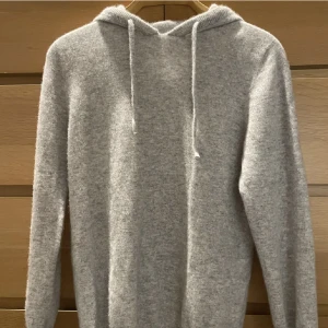 G.O.T Merino Hoodie - Hoodie i 100% Merino Ull av märket G.O.T. Storlek S, Grå färg. 