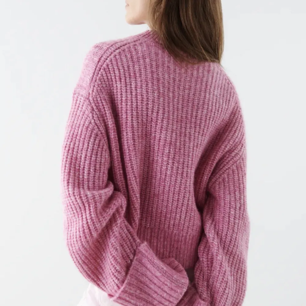 Rosa stickad tröja från Gina, använd fåtal gånger då den inte kommer till användning. 359 ursprungsspris, säljer för 200 kr💕. Stickat.