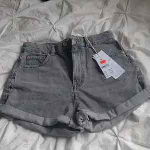 Helt nya gråa jeans shorts från Gina Tricot, det är inget fel på dem köpt bara i fel storlek.