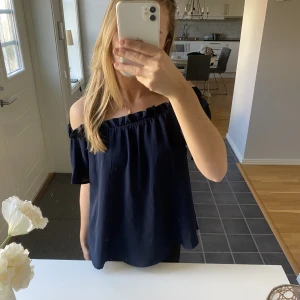 söt blå blus  - Söt blå blus💕de finns band på (se på tredje bilden) men de går att vika ner eller ta bort💕