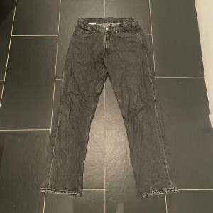 Säljer ett par svart/gråa  baggy jeans ifrån carlings egna märke Vailent. Skick är 9/10 som nya! Storlek small