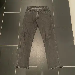 Säljer ett par svart/gråa  baggy jeans ifrån carlings egna märke Vailent. Skick är 9/10 som nya! Storlek small