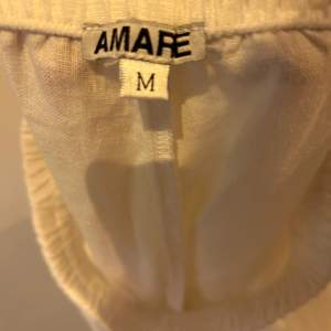Säljer nu mina linnebyxor från Amare clothing, väldigt varsamt använda. De är lite skrynkliga då jag vikt de dåligt men enkelt att lösa med strykjärn! Köpta för 1000kr. Bara att skriva för fler bilder eller ifall du har en fråga!😁