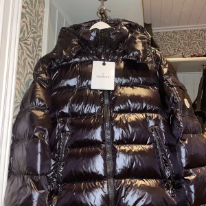 Moncler Maya Jacka - Säljer en riktigt fet Moncler Maya jacka då den inte kommer till någon användning. Den är endast testad och är därför i mycket bra skick. Fick den i julklapp av min morbror då han var i New York och köpte den där. Priset kan diskuteras!