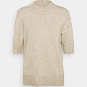 Stickad T-shirt  - Jätte fin stickad T-shirt från vila. Nästan oanvänd och liten i storlek. Startar budgivning vid många intresserade.💗