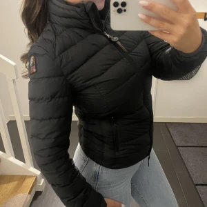 Parajumpers dunjacka - Köpt på Johnells för längesedan dock endast använt 1-2 gånger då jag snabbt tappa tycket för den då. Fin passform och passar perfekt till hösten. Köpt för cirka 4000 nypris. Storlek XS men skulle säga att den passar lika bra som S. Pris kan diskuteras!!! 