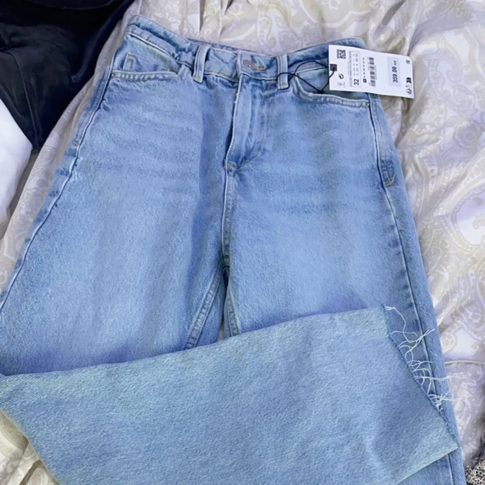 Helt oanvända Jeans från zara i storlek 32 det är high rise straight jeans. Jeans & Byxor.