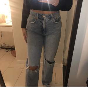 Säljer dessa jeans i storlek 40. Endast använda 1 gång då dom är lite för stor för mig. Köpta för 599kr säljer för 250kr. Köparen står för frakten.🫶🏼