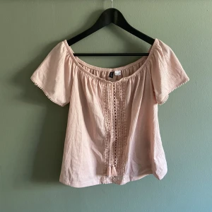 Rosa Blus - Rosa blus från HM med söta detaljer, strl L