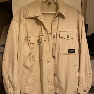 beige jeansjacka - oversized jeansjacka i strl s, använd 2 gånger, som ny