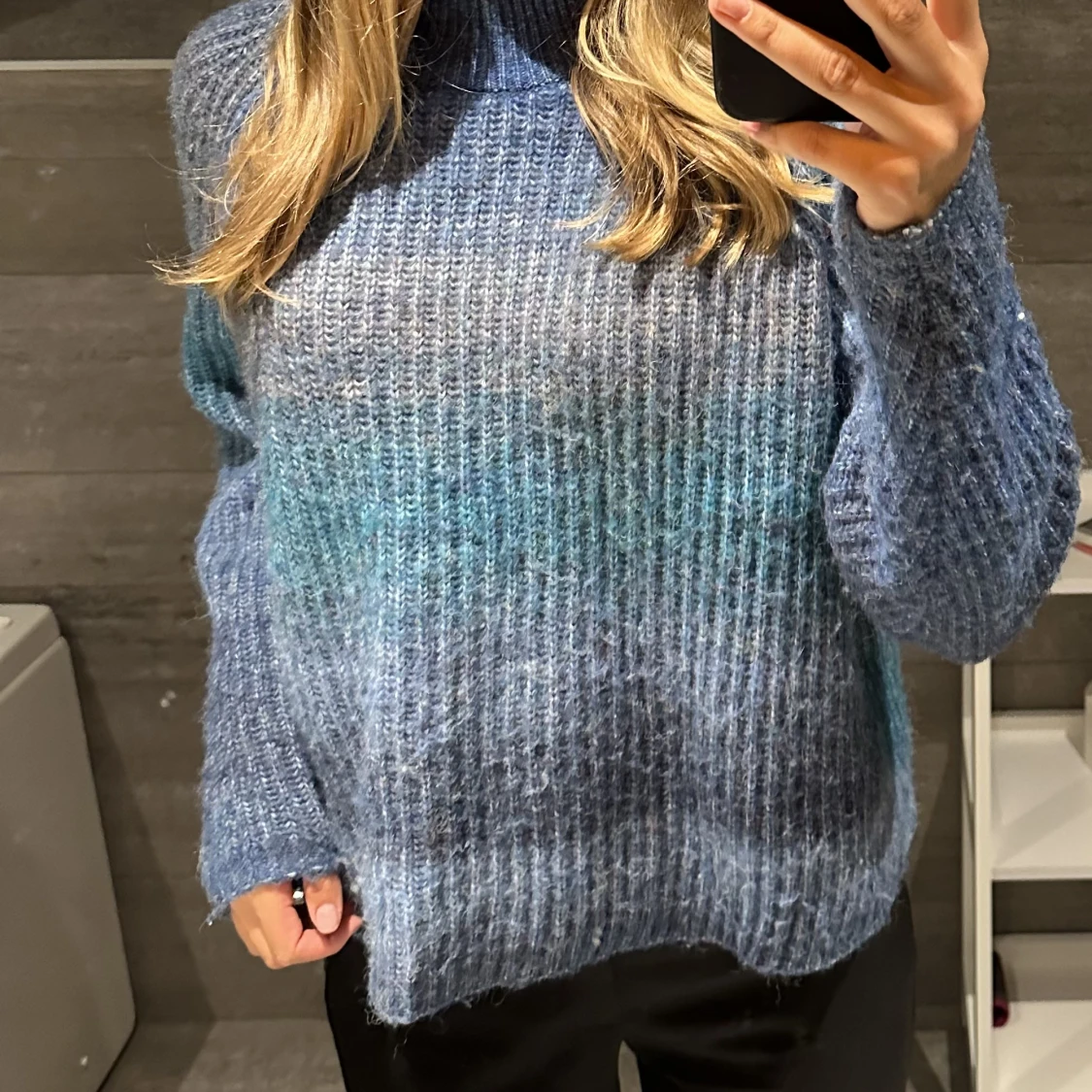 Blå stickad tröja
