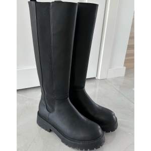 Svarta höga boots/stövlar från Monki. Köpta förra året. Använd mindre än 5 gånger. Köpta för 699 kr