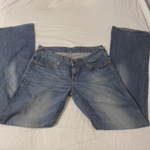 Lågmidjade jeans - Lågmidjade jeans vida/utsvängda  40cm midja 79 innerbenslängd