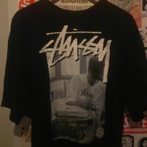 Stussy J Dilla Stones Throw Black Tee Rap Records  - Säljer nu denna as feta tisha eftersom jag är in need av pengar  tyvärr. Den är XL men ganska liten i storleken så funkar perfekt på mig som är M/L med ett par baggy jeans. Collaben producerades 2010 så detta höjer värdet eftersom den ej produceras längre