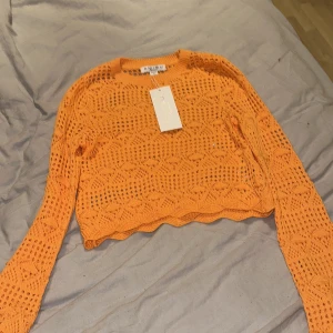 Långärmad tröja  - Långärmad magtröja med stickat tryck. Helt ny så prislapp finns kvar köpte den för 219 kr. Storlek xs men passar mig som har s/m 