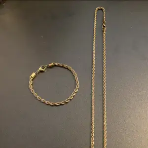 Ny Cordell kedja och armband 18 guldpläterade  Kedjan längd är 50cm och 3 mm bred .och armband är 21 längd och 3 mm bred.
