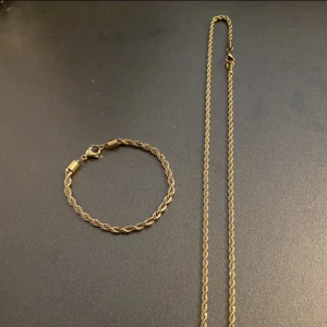 Cordell Guldpläterade 18  - Ny Cordell kedja och armband 18 guldpläterade  Kedjan längd är 50cm och 3 mm bred .och armband är 21 längd och 3 mm bred.