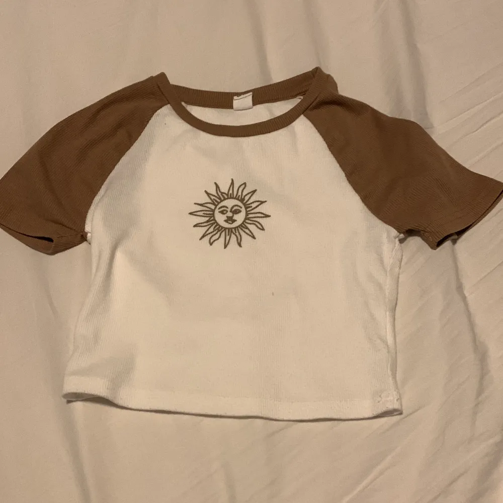 En jätte gullig tröja med en liten sol på sig. Säljer pga att den har blivit för liten. Den är storlek 158 men jag skulle säga att den är lite mer som en 152 eftersom att den är ganska kort. Andvänd max tre gånger💕. T-shirts.