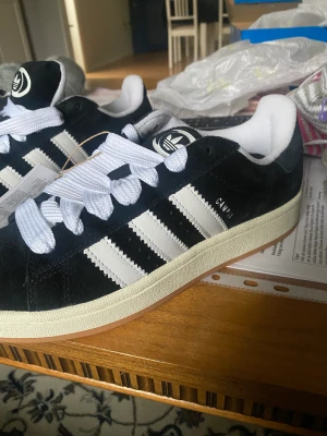 Skor - Säljer mina helt nya campus adidas 00. Då jag fick två i födelsedagspresent 